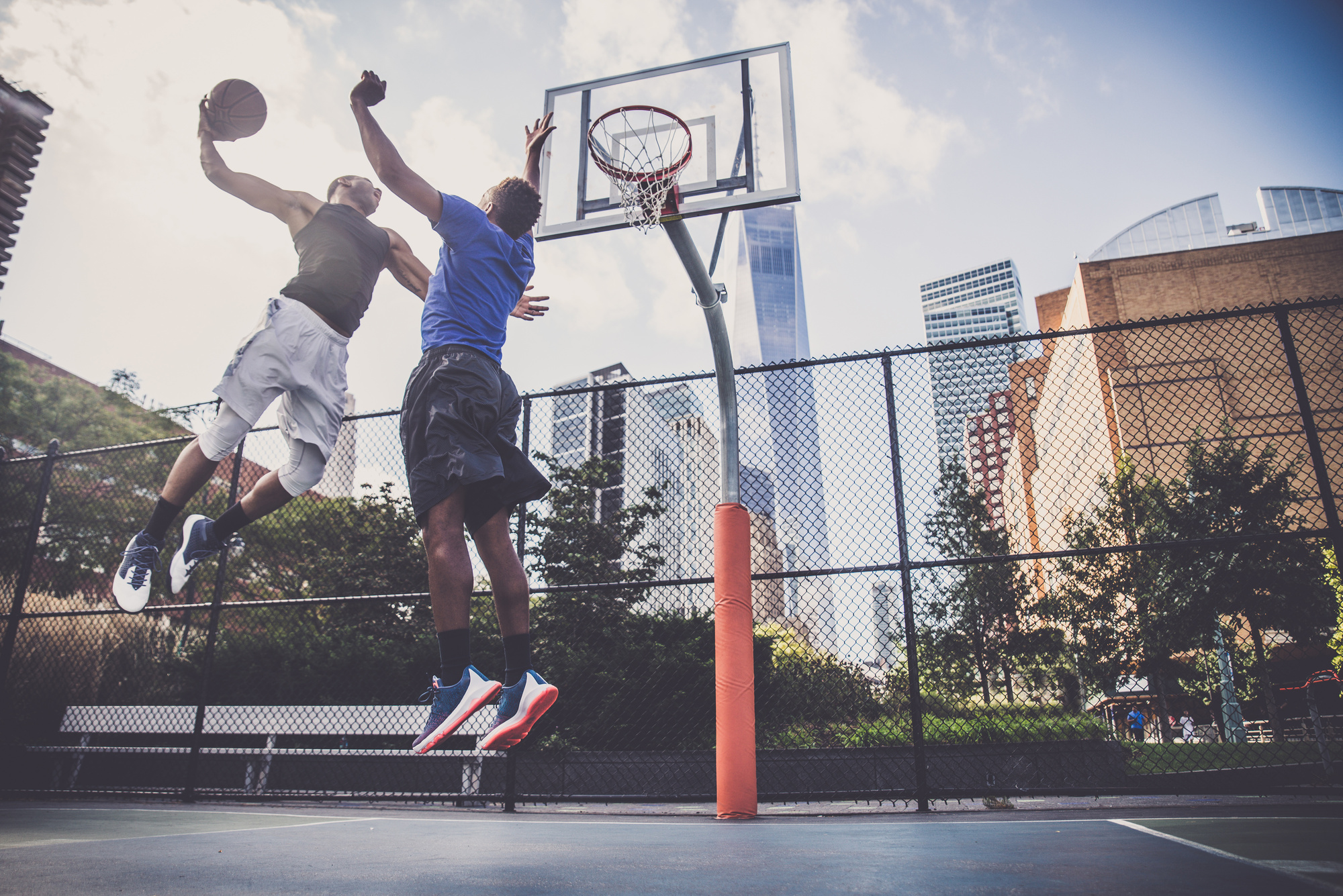 Спортсмены играющие в игры. Баскетболист на улице. Игра в баскетбол на улице. Игра баскетбол. Баскетбольная игра на улице.